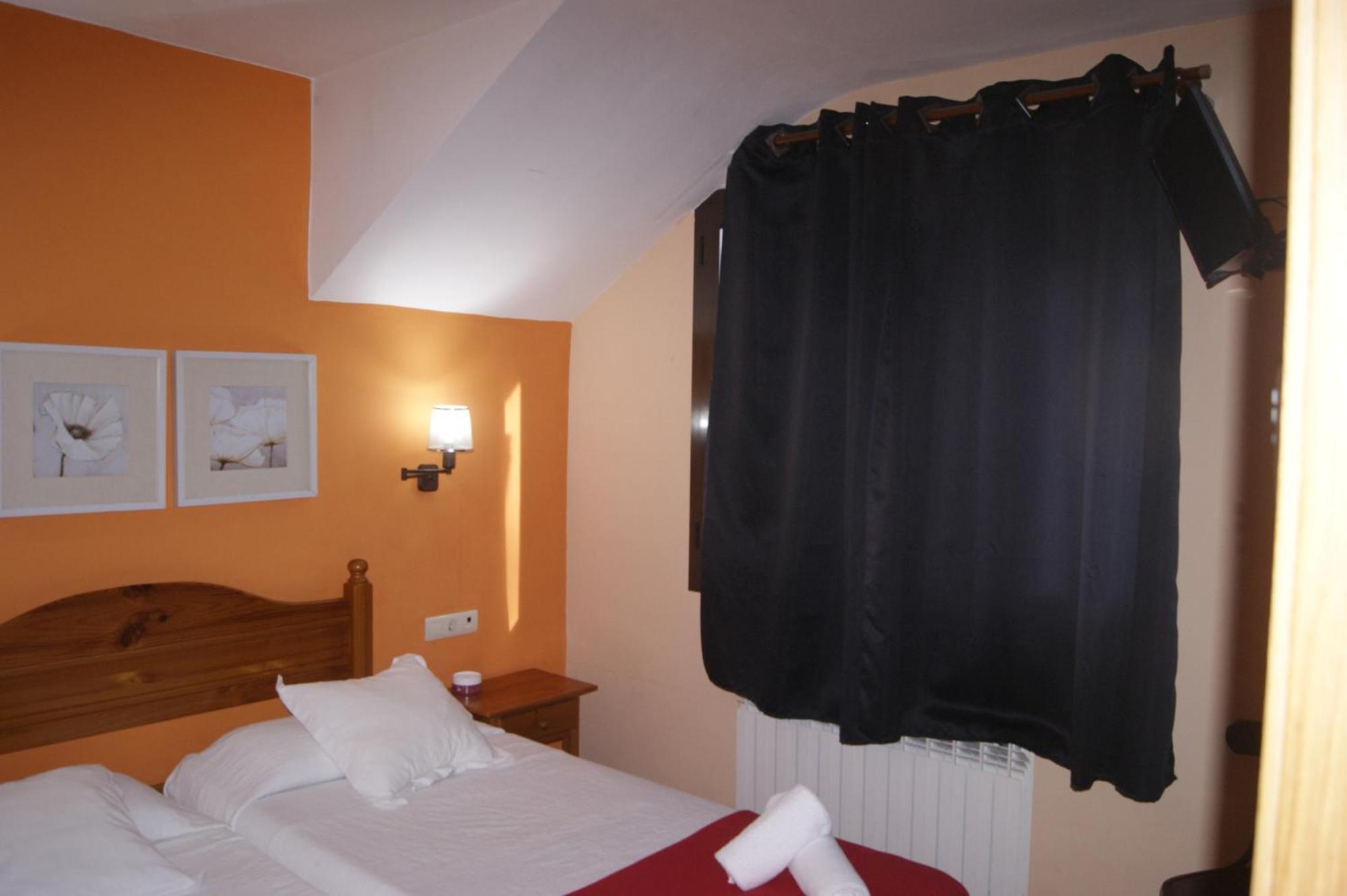 Hostal Cal Batista Бага Экстерьер фото