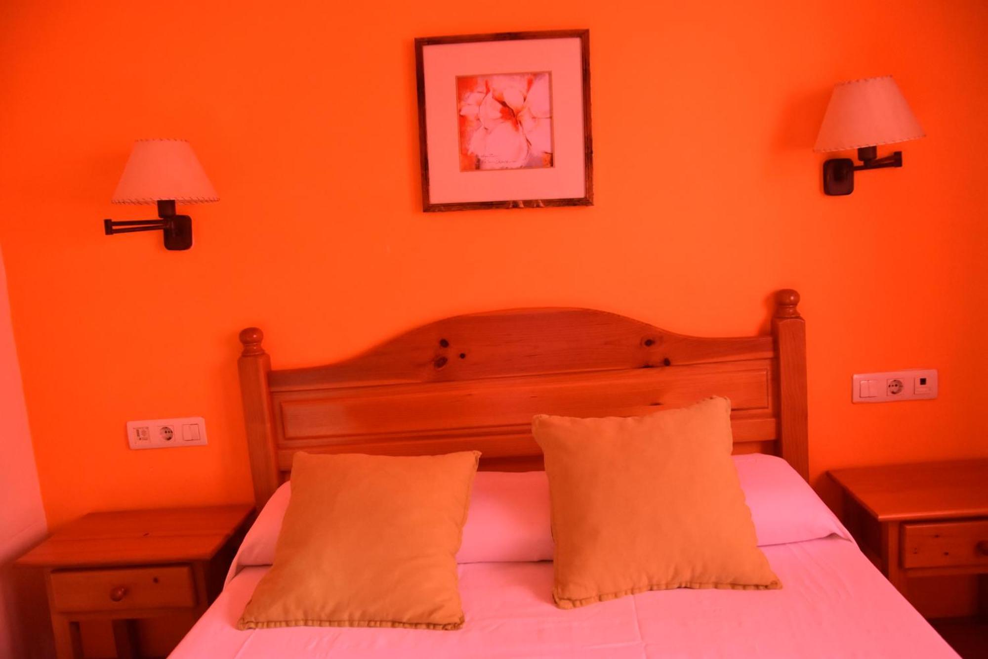 Hostal Cal Batista Бага Экстерьер фото