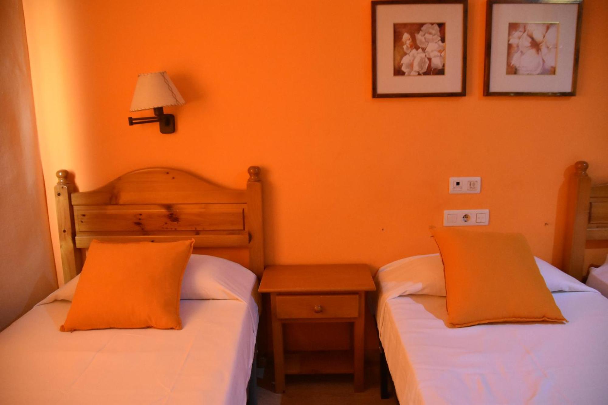 Hostal Cal Batista Бага Экстерьер фото