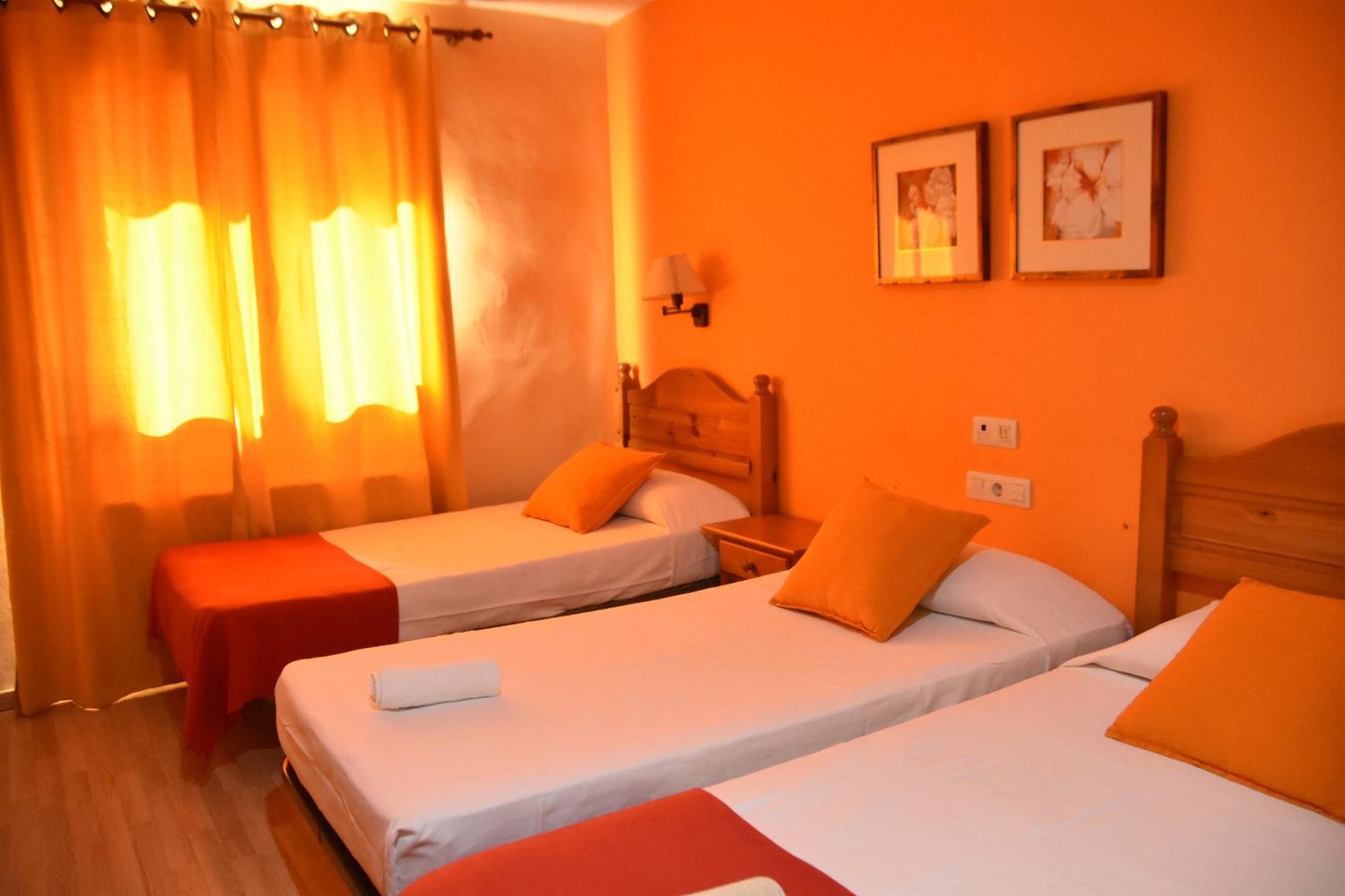 Hostal Cal Batista Бага Экстерьер фото