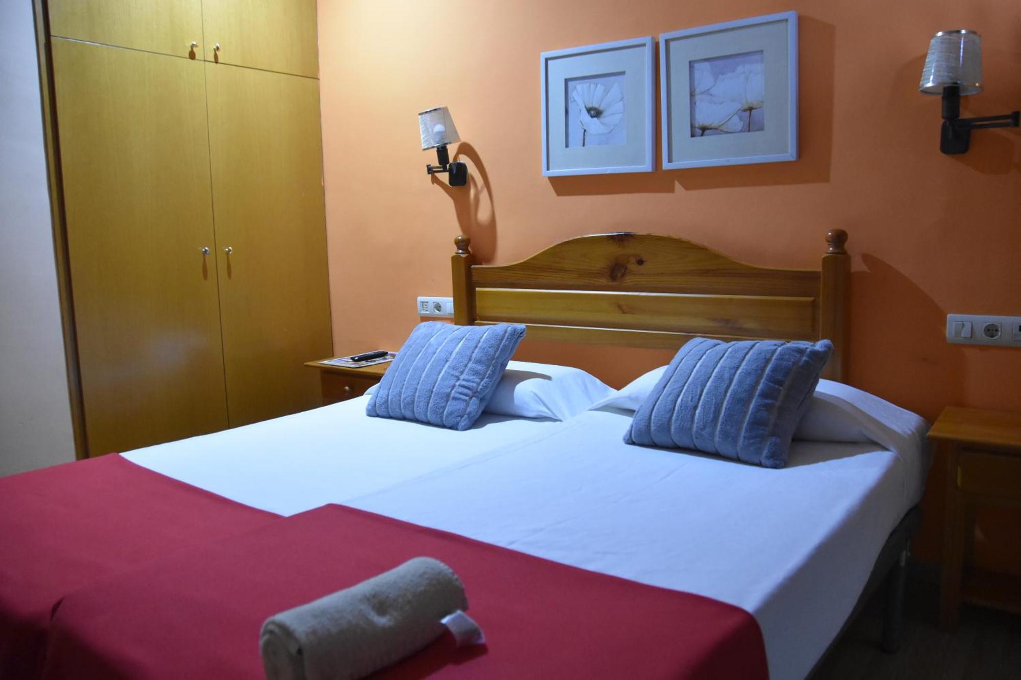 Hostal Cal Batista Бага Экстерьер фото